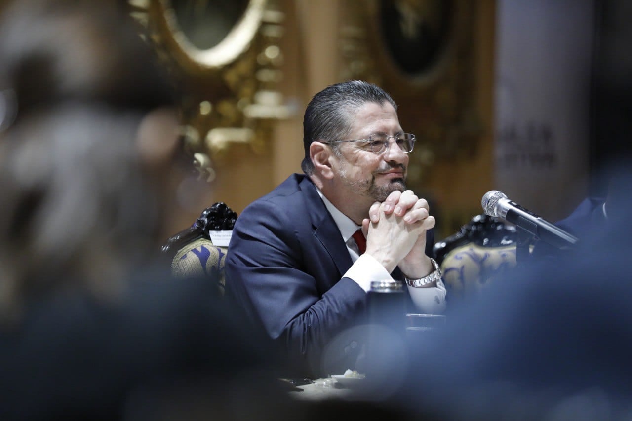 El presidente Rodrigo Chaves y su abogado José Miguel Villalobos comparecen en la Asamblea Legislativa el 14 de noviembre de 2025 ante la comisión especial que estudia la solicitud del TSE de levantar la inmunidad del mandatario.