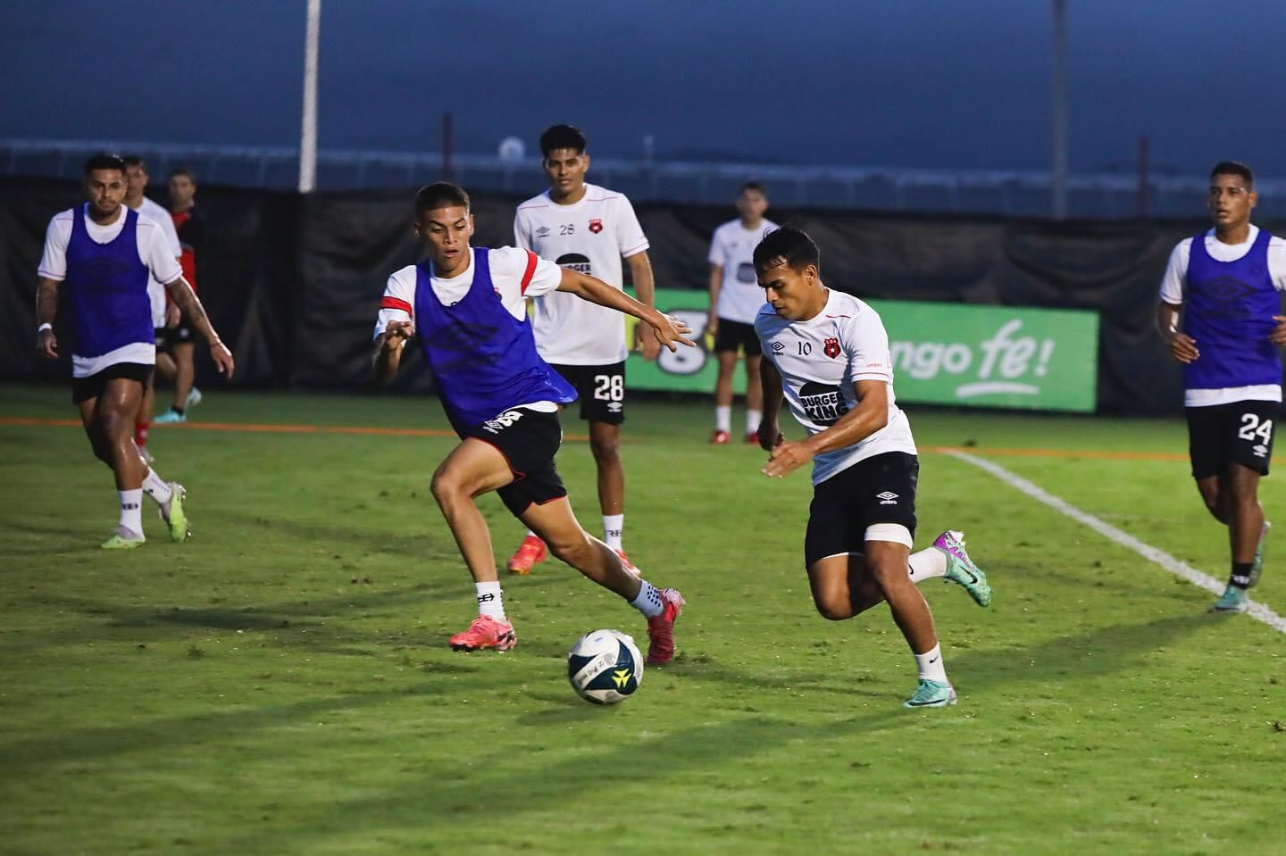 Rónald Matarrita se dejó ver en uno de los entrenamientos de Liga Deportiva Alajuelense de cara al partido contra Santa Ana.