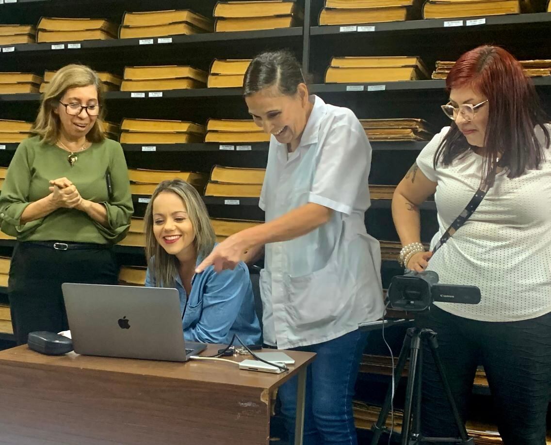 Bibliotecarias en el set de Páginas Vivas. En el orden usual: Laura Rodríguez, Flor Quesada, Rosemary Pacheco y Vanessa Brenes.