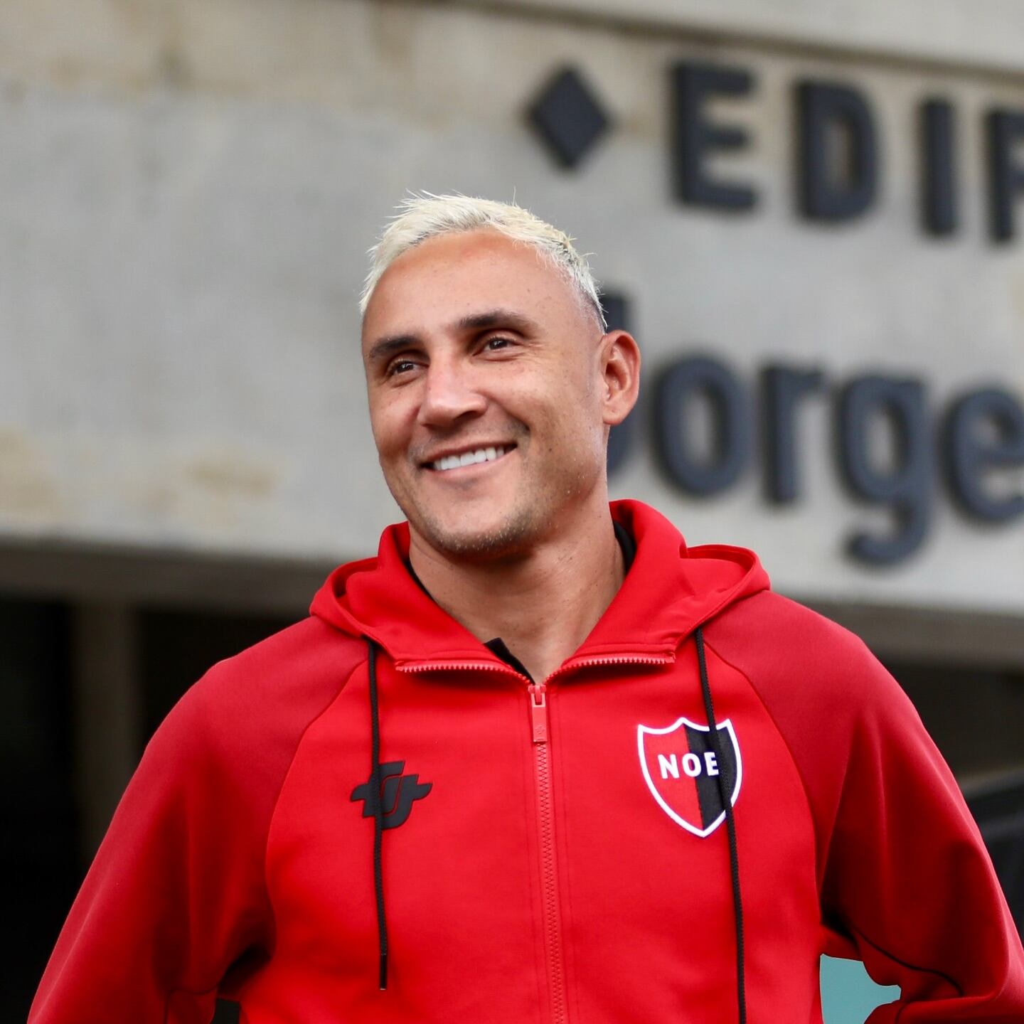 Keylor Navas se mostró sonriente a la salida de Newell's rumbo al juego contra Racing.