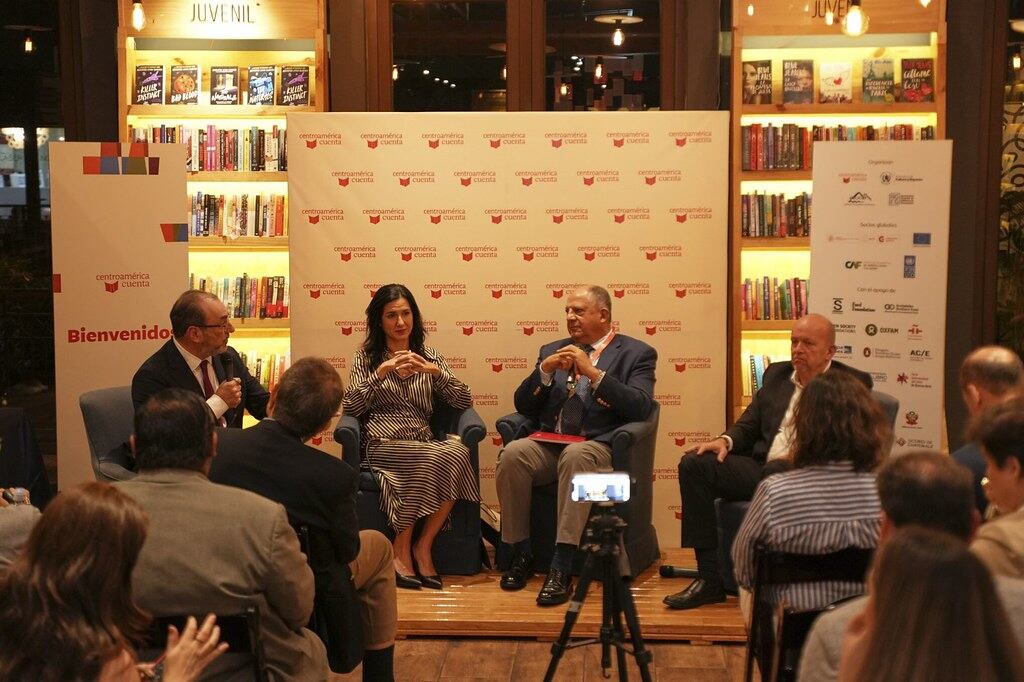 Luis Guillermo Solís moderó la mesa con representación de PNUD, CAF y la Unión Europea.