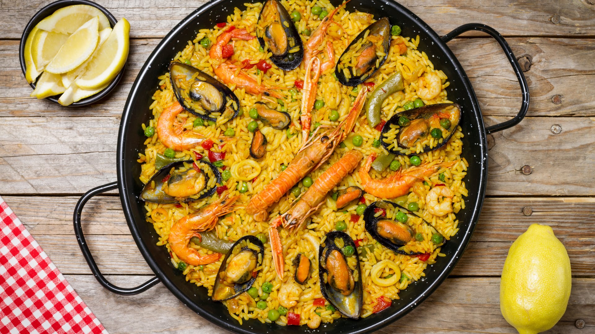 Una guía práctica para cocinar paella auténtica en casa con técnica precisa, arroz como base y caldo concentrado.