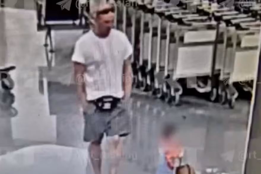 Un hombre lanzó al suelo a un niño de 2 años en Moscú. El menor está grave y el agresor enfrenta cargos por intento de asesinato.