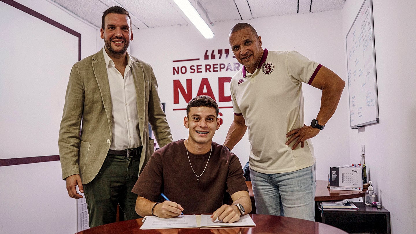 Julian Gonzalez renovo por tres anos con Saprissa.