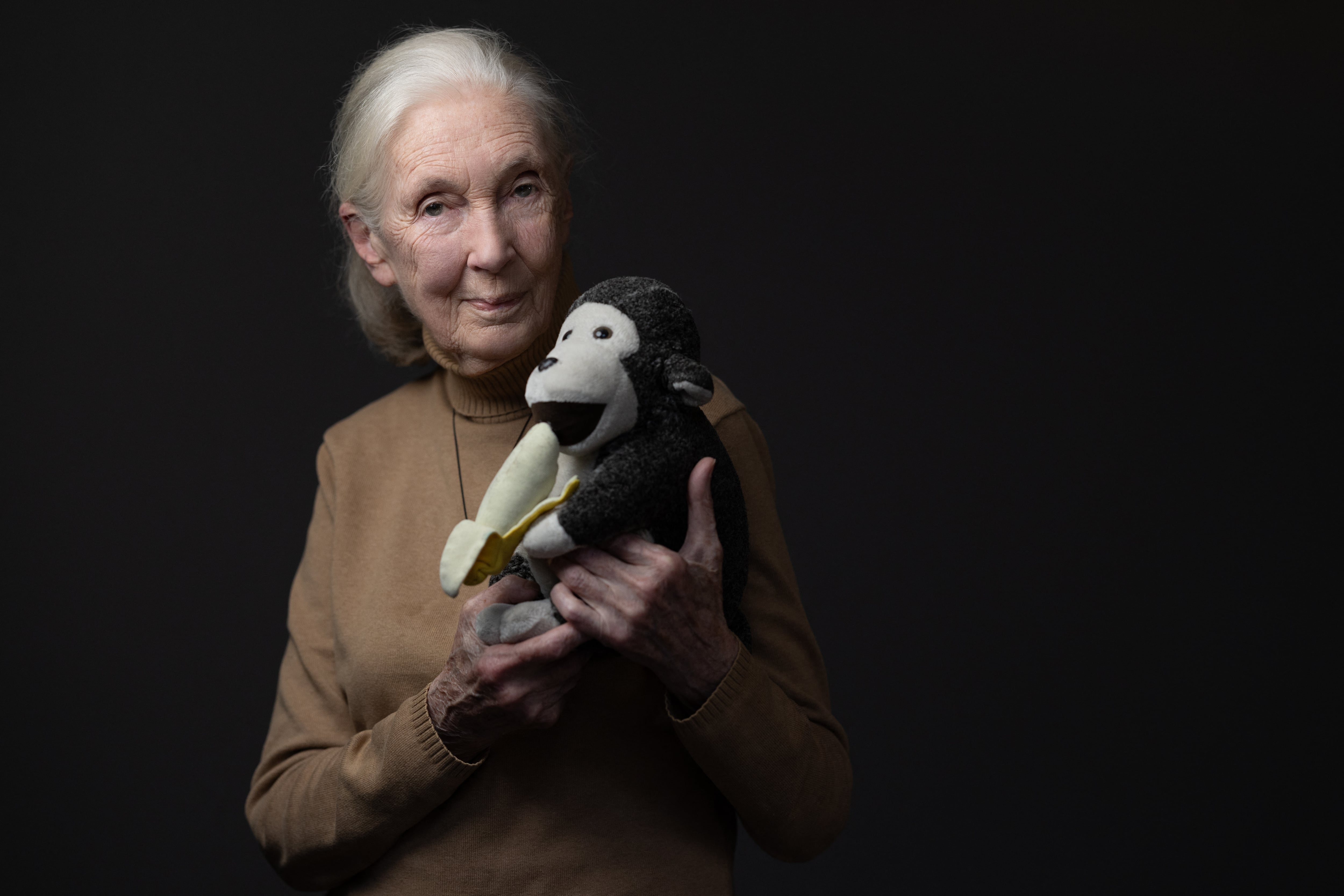 La etóloga y primatóloga británica Jane Goodall posa con su mascota, "Mister H", durante una sesión de fotos el 18 de octubre de 2024 en París. (Foto de JOEL SAGET / AFP)