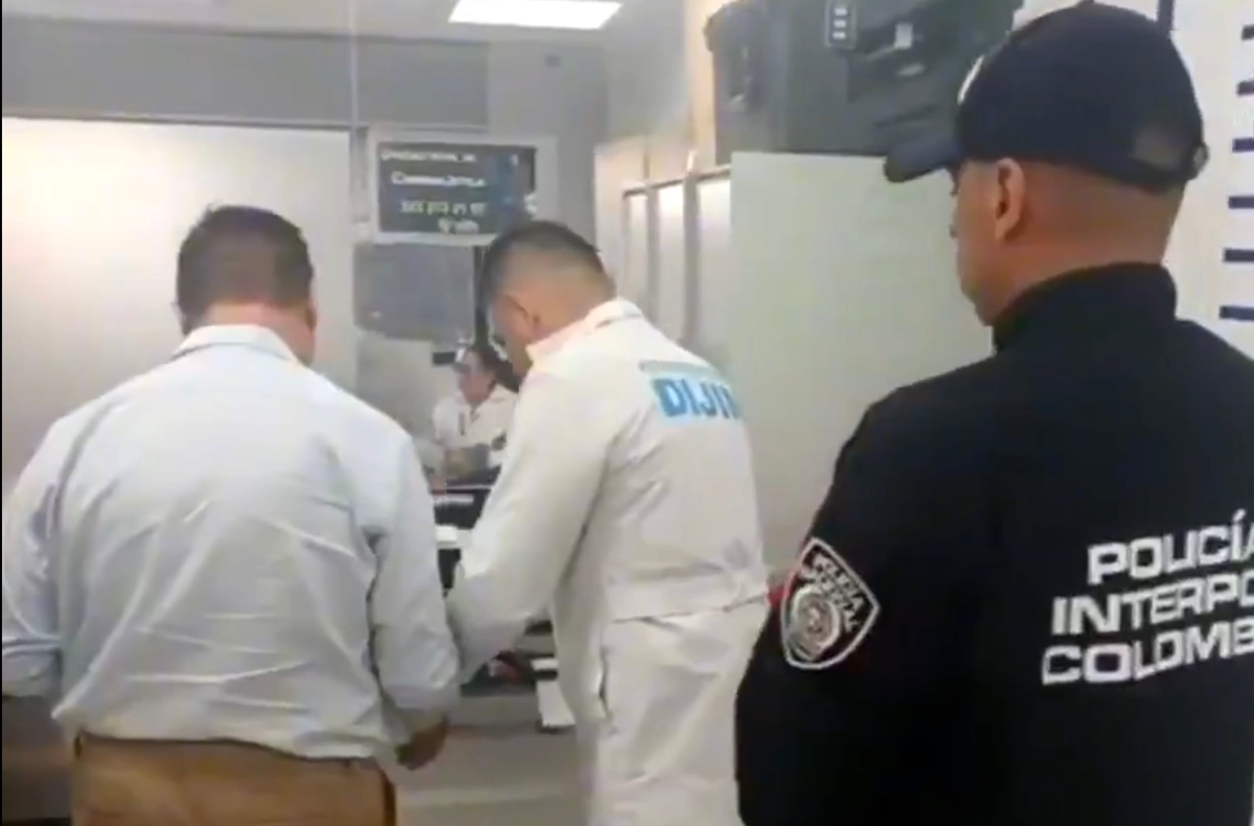 La Policía Nacional de Colombia confirmó la detención en Bogotá del costarricense Rubén Antonio Wang Lara (camisa clara a la izquierda), señalado como el principal articulador de una estafa millonaria contra el Instituto Nacional de Seguros. Fotografía: