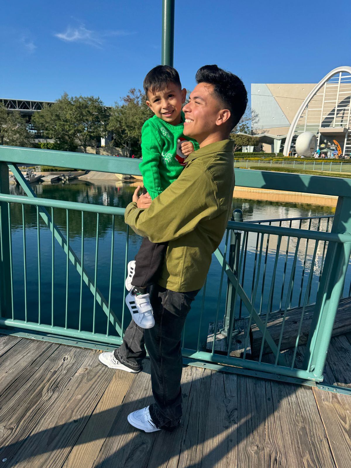 Kevin Jiménez junto a su hijo de 4 años Benjamin Jiménez Matamoros. Al pequeño le gusta mucho el fútbol y ambos juegan a menudo.