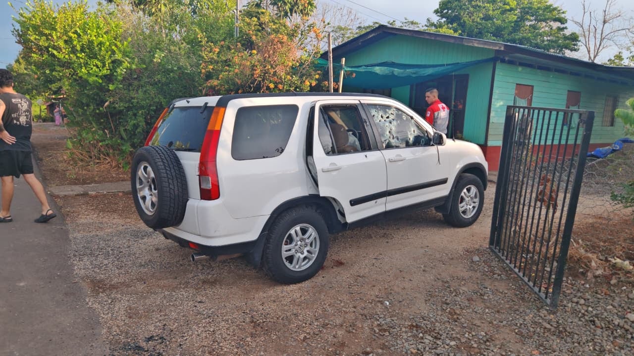 El Honda CRV en el que estaba el hombre de 41 años y su hijo de 11, fue impactado en múltiples ocasiones con arma de fuego calibre 5.56