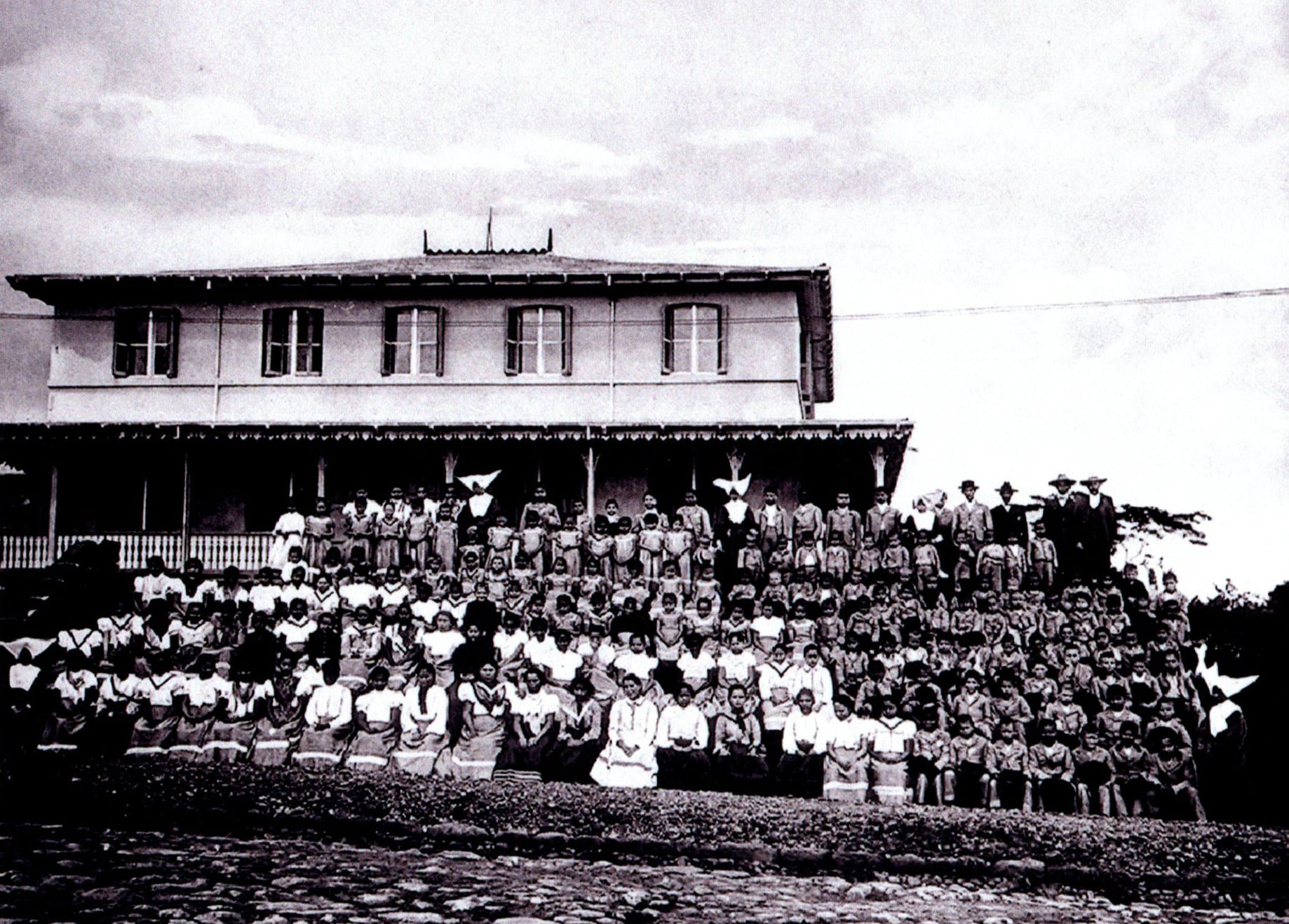 Los asilados en el Hospicio de Huérfanos, junto a sus maestros y a las Hermanas de la Caridad a su cargo.