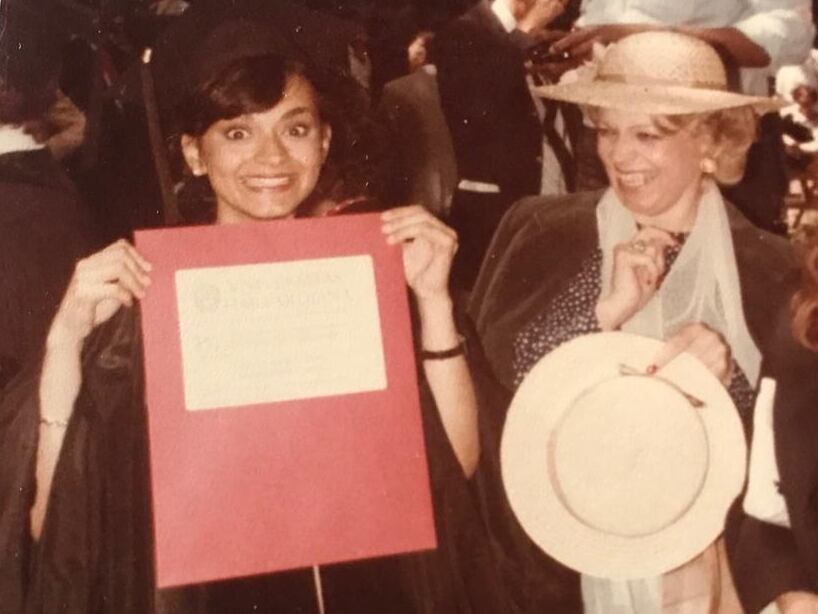 Graduación de Harvard. En la ceremonia la hoy magistrada fue acompañada por su madre, quien aparece junto a ella en la fotografía