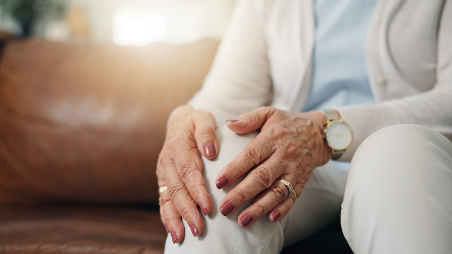 El dolor de la fibromialgia puede aparecer en distintas zonas del cuerpo, incluida la parte interna de las rodillas, sin una causa evidente.