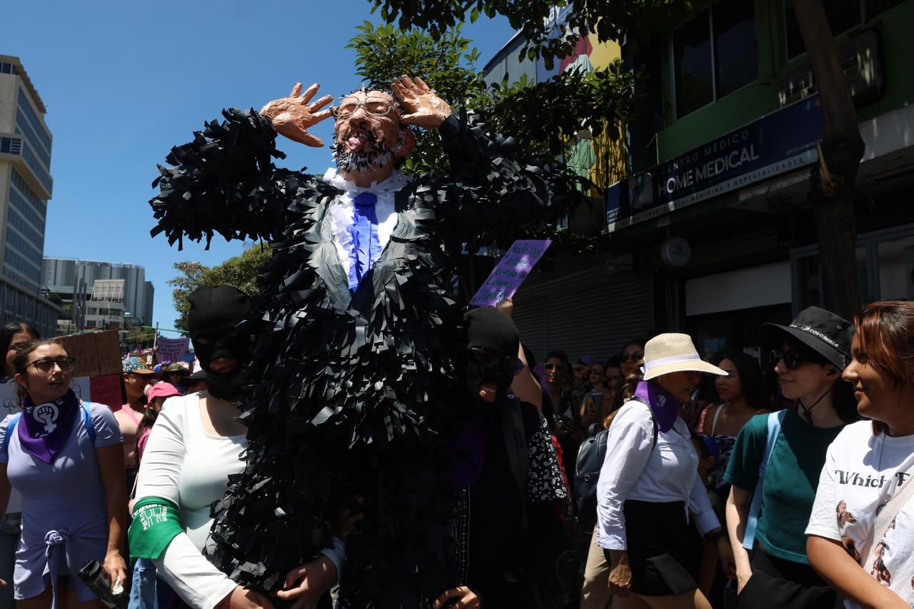 Cientos de manifestantes, con pancartas, banderas y sus rostros pintados, lanzaron consignas en pro de la equidad de género y la no violencia contra las mujeres.