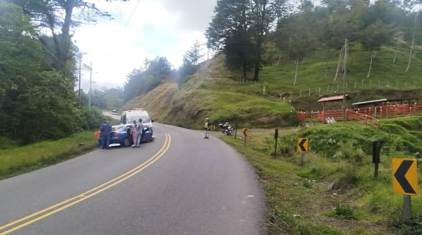 Un bebé quedó prensado tras choque de vehículo con ambulancia en Cartago.