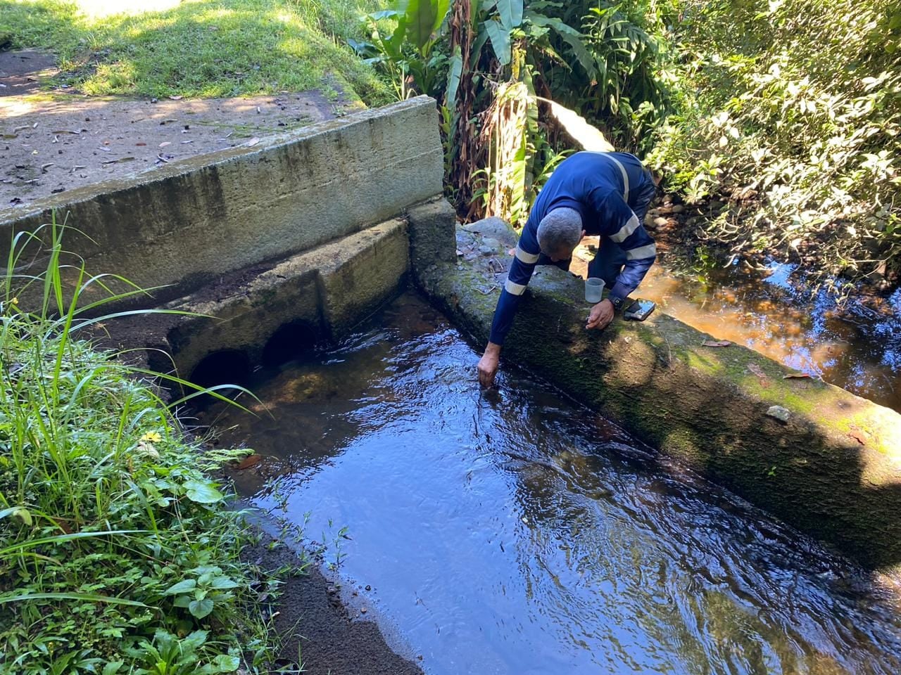 Un técnico del AyA tomó este sábado más muestras de agua en una de las fuentes que abastece la planta potabilizadora de esa empresa en Guadalupe. Fotografía: Cortesía AyA.