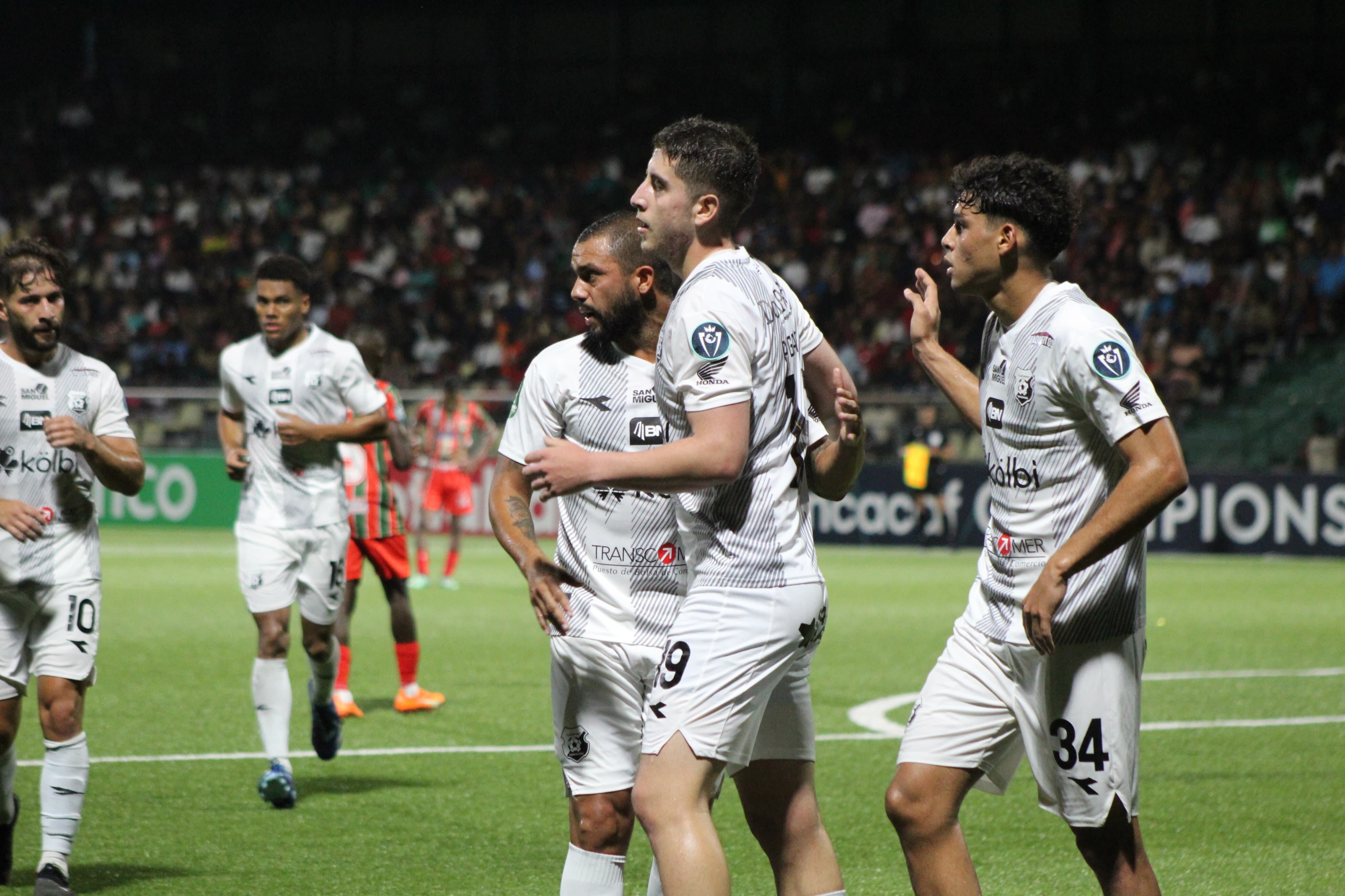 13/03/2024, Surinam, partido de vuelta de la COCACAF CHAMPIONS CUP entre el Robin Hood de Surinam y el Club Sport Herediano de Costa Rica.