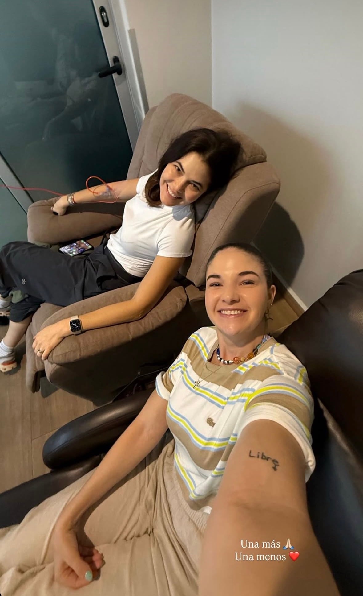 Carolina Jaikel acudió a la más reciente sesión de quimioterapia junto a su hermana, Priscila.