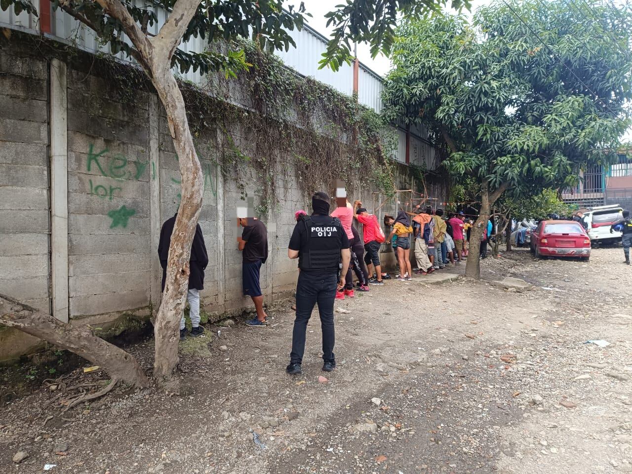 En uno de los allanamientos, la policía puso a unas dos decenas de personas contra la pared, mientras eran requisadas.