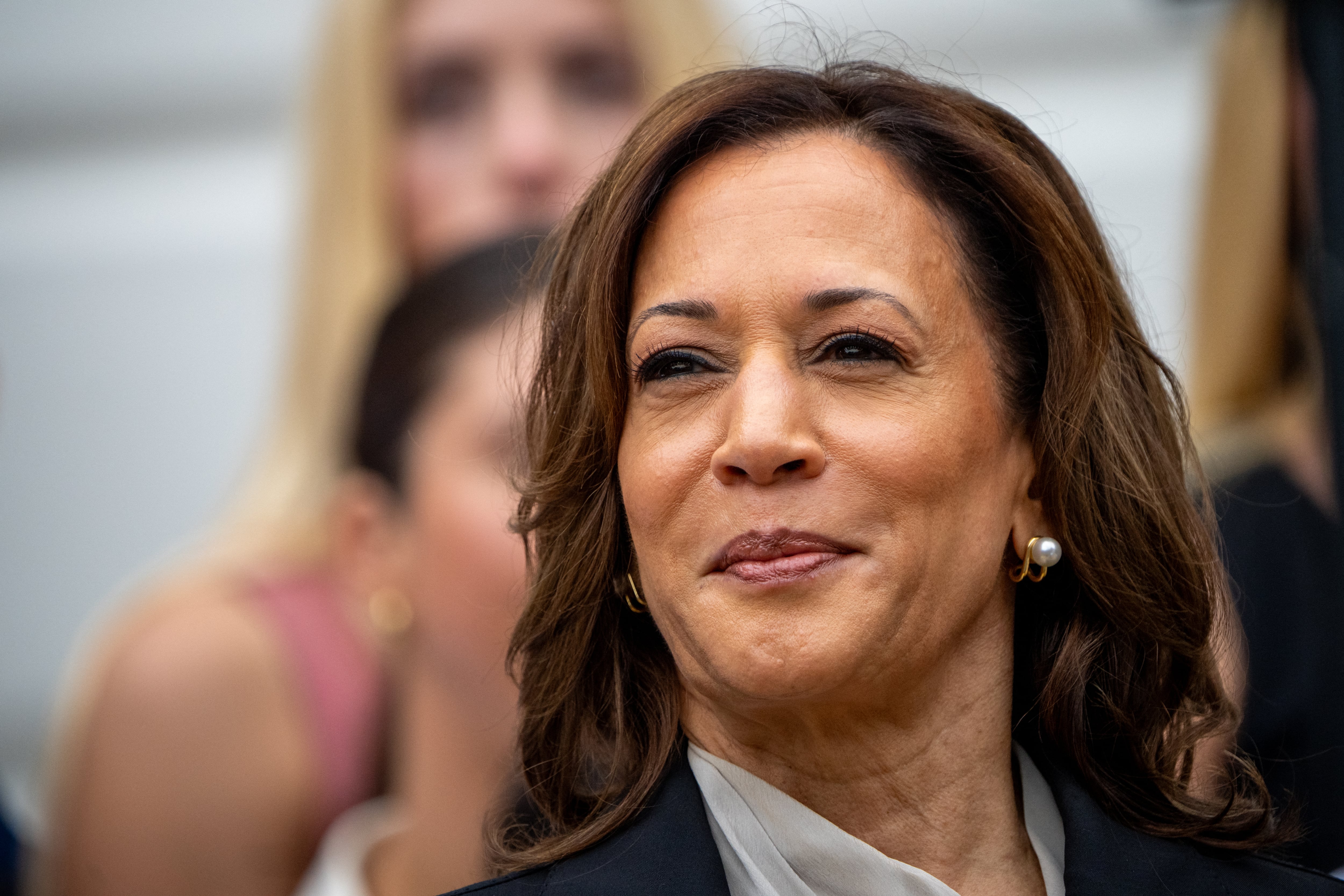 La vicepresidenta Kamala Harris se perfila como la favorita para ser la candidata demócrata. Ha recibido el apoyo de importantes figuras del partido, incluyendo al expresidente Bill Clinton, Hillary Clinton, y varios gobernadores.