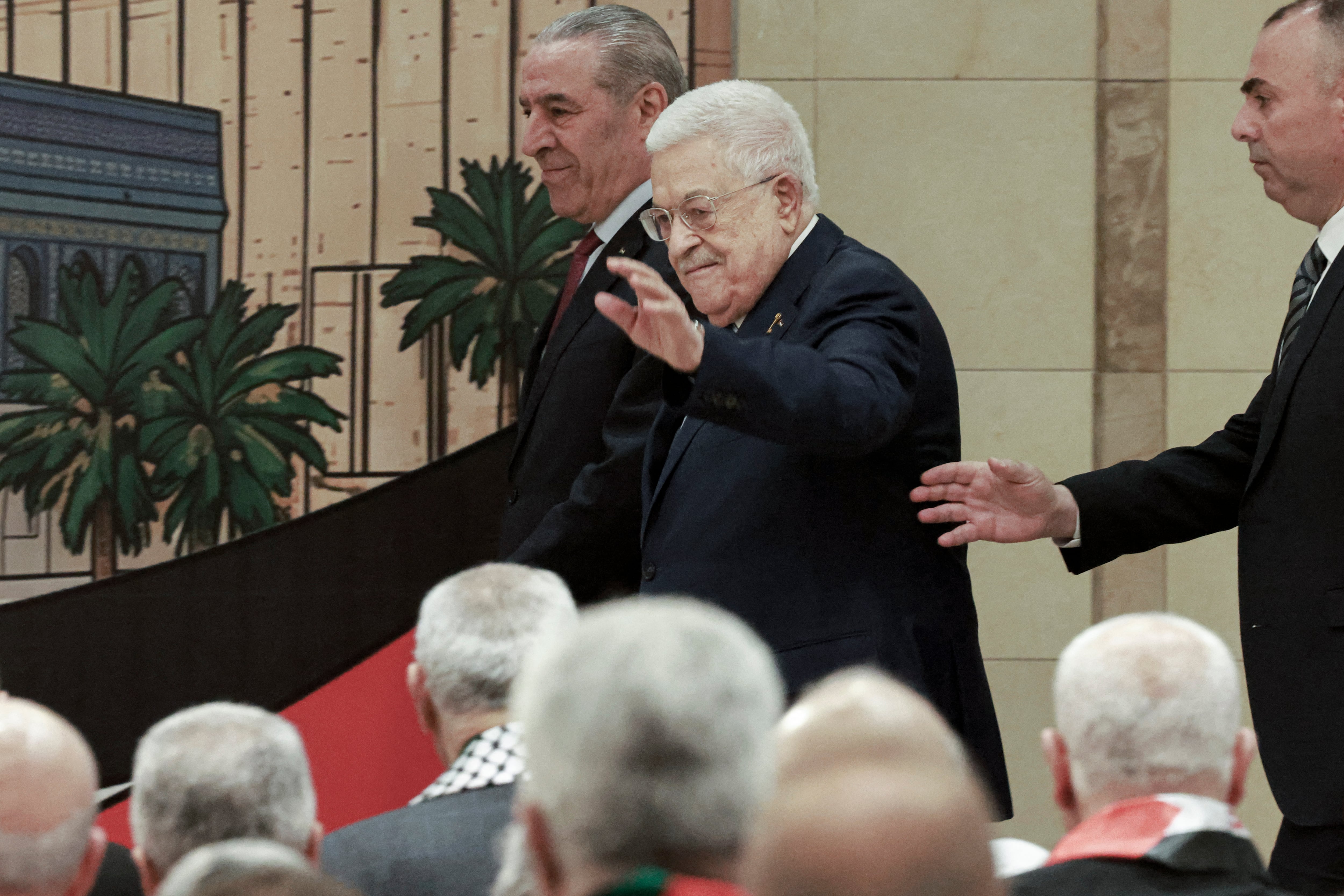 El presidente palestino, Mahmud Abbas, llega a la octava Conferencia de Fatah en Ramala.