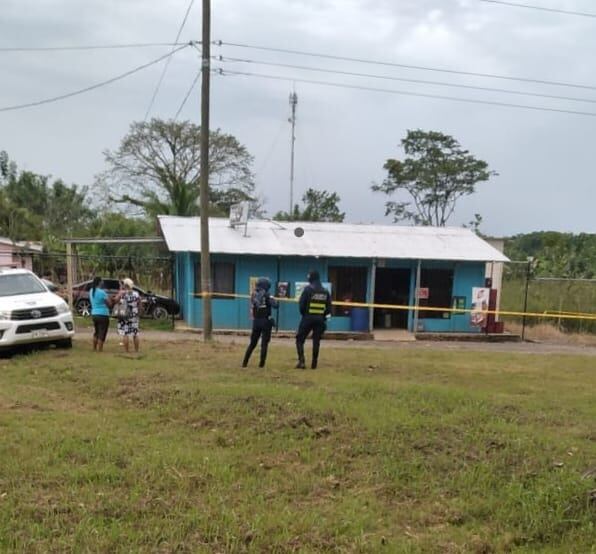 Cuando la Cruz Roja llegó encontró al joven comerciante sin signos vitales dentro del local, por lo que dejó la escena en manos de la Policía. Foto: suministrada por Reiner Montero.