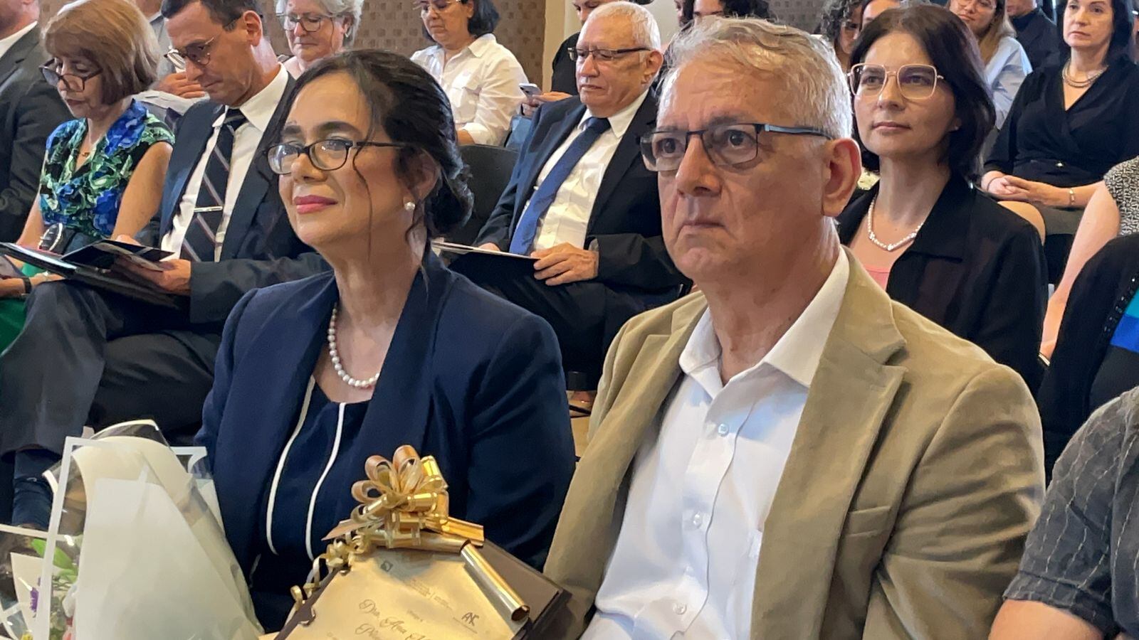 Científica Destacada 2024. Ana Mercedes Pérez Carvajal. A su lado, su esposo Hugo Reyes.