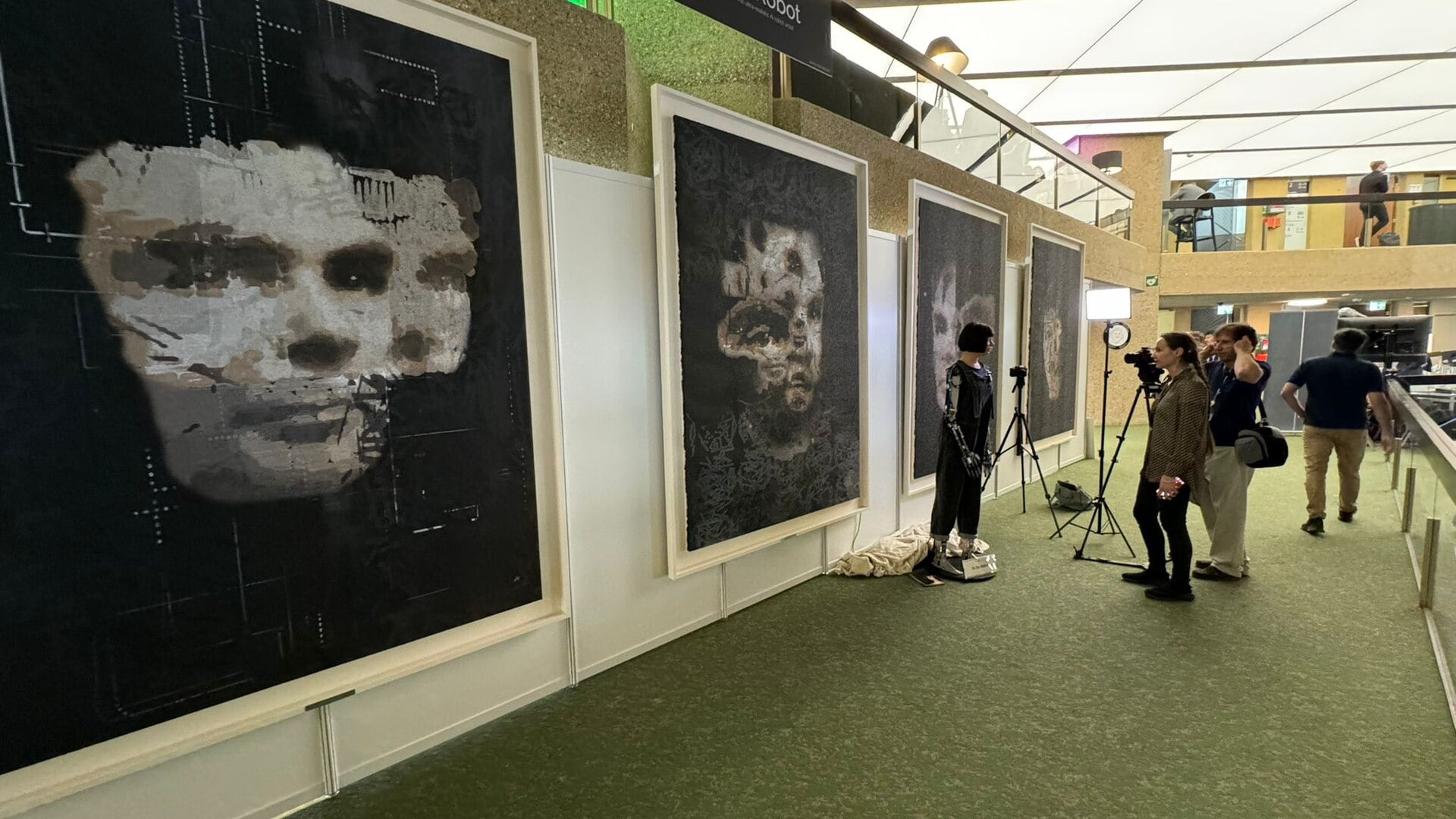 La robot humanoide Ai-Da vendió en 2024 una pintura inspirada en Alan Turing por US$1,1 millones en Sotheby’s Nueva York, en medio del crecimiento de los debates sobre creatividad, autonomía y el impacto cultural de la inteligencia artificial.