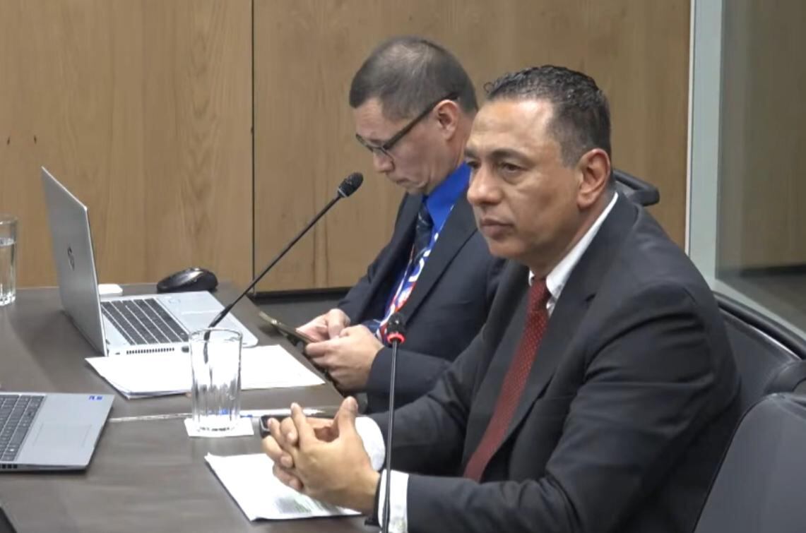 El auditor interno de la CCSS, Ólger Sánchez Carrillo, comparece en la comisión investigadora de la CCSS, este martes 26 de noviembre, 2024. A su lado, Alexánder Nájera Prado, jefe del área de auditoría operacional