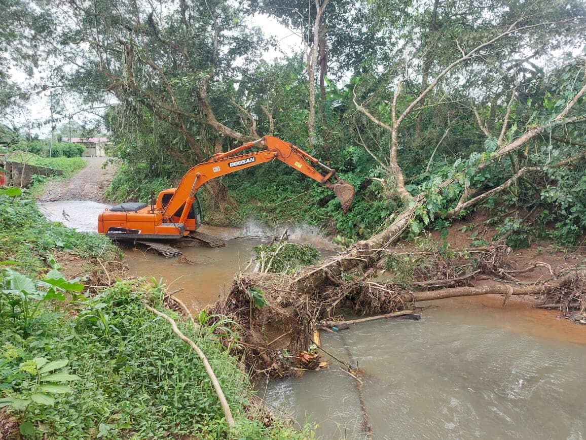 En Guatuso grandes árboles cayeron al cauce de los ríos y fue necesaria una rápida intervención para evitar estancamientos. Foto: Municipalidad de Guatuso.