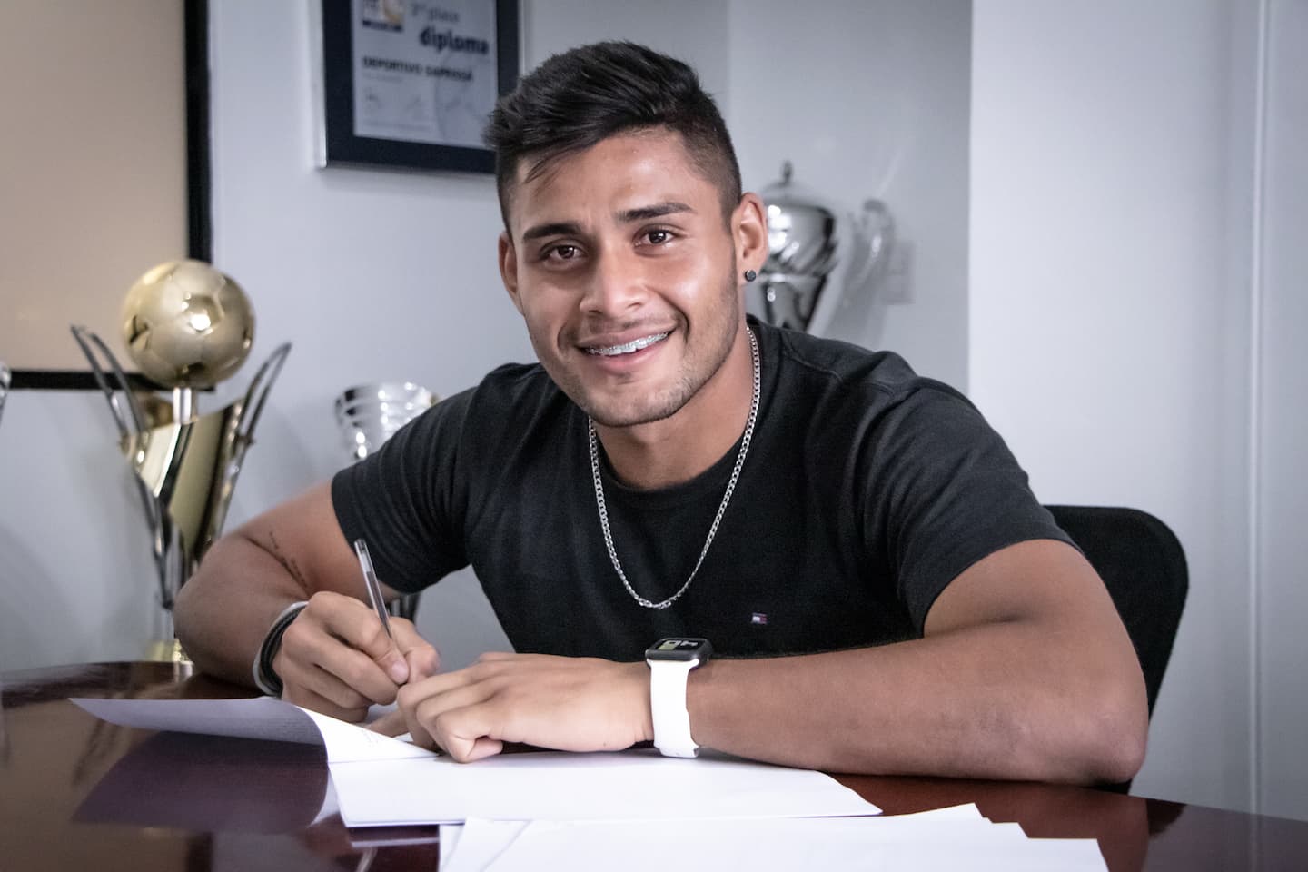Kevin Chamorro ya estampó la firma con Saprissa. Foto: Saprissa