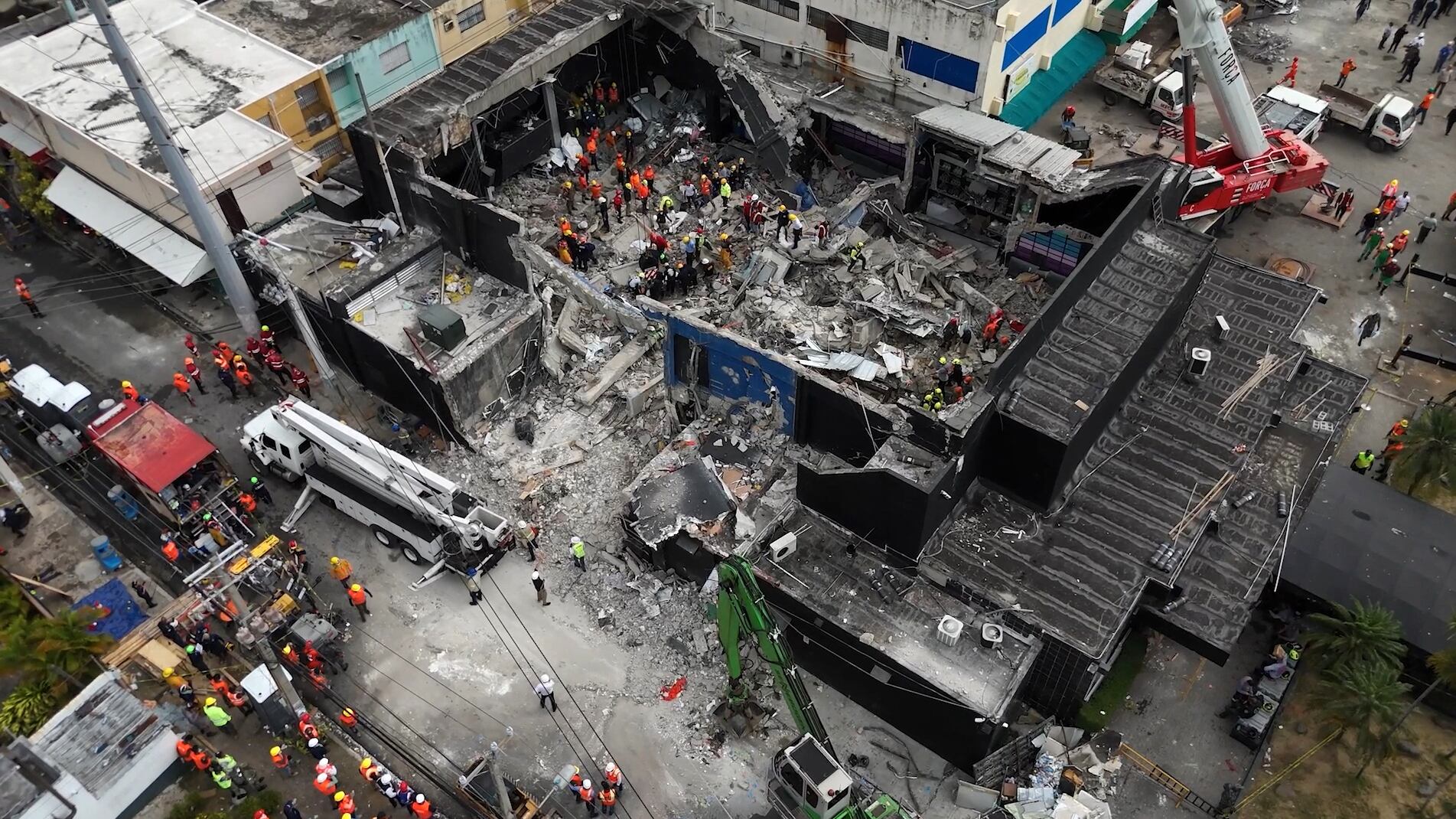 Vista aérea muestra a los equipos de rescate trabajando en la discoteca Jet Set un día después del derrumbe de su techo en Santo Domingo el 9 de abril de 2025. Los rescatistas se apresuraron a encontrar sobrevivientes entre los escombros de la discoteca, donde al menos 124 personas, incluyendo una ex estrella de las Grandes Ligas de Béisbol, murieron al derrumbarse el techo