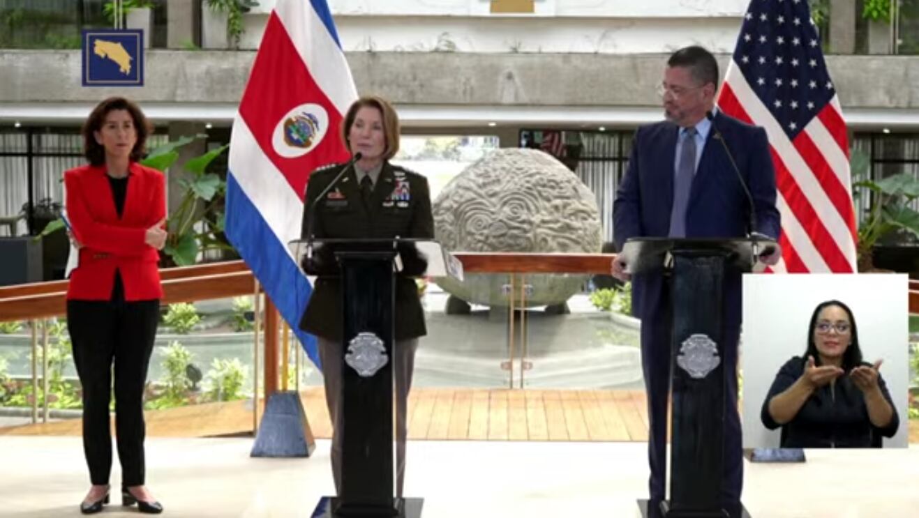La general Laura Richardson, jefa del Comando Sur de Estados Unidos, mientras anuncia el financiamiento de cuatro escáneres para el gobierno de Costa Rica. Le acompañan el presidente Rodrigo Chaves; y la secretaria de Comercio de Estados Unidos, Gina Raimondo. Foto: captura de video.