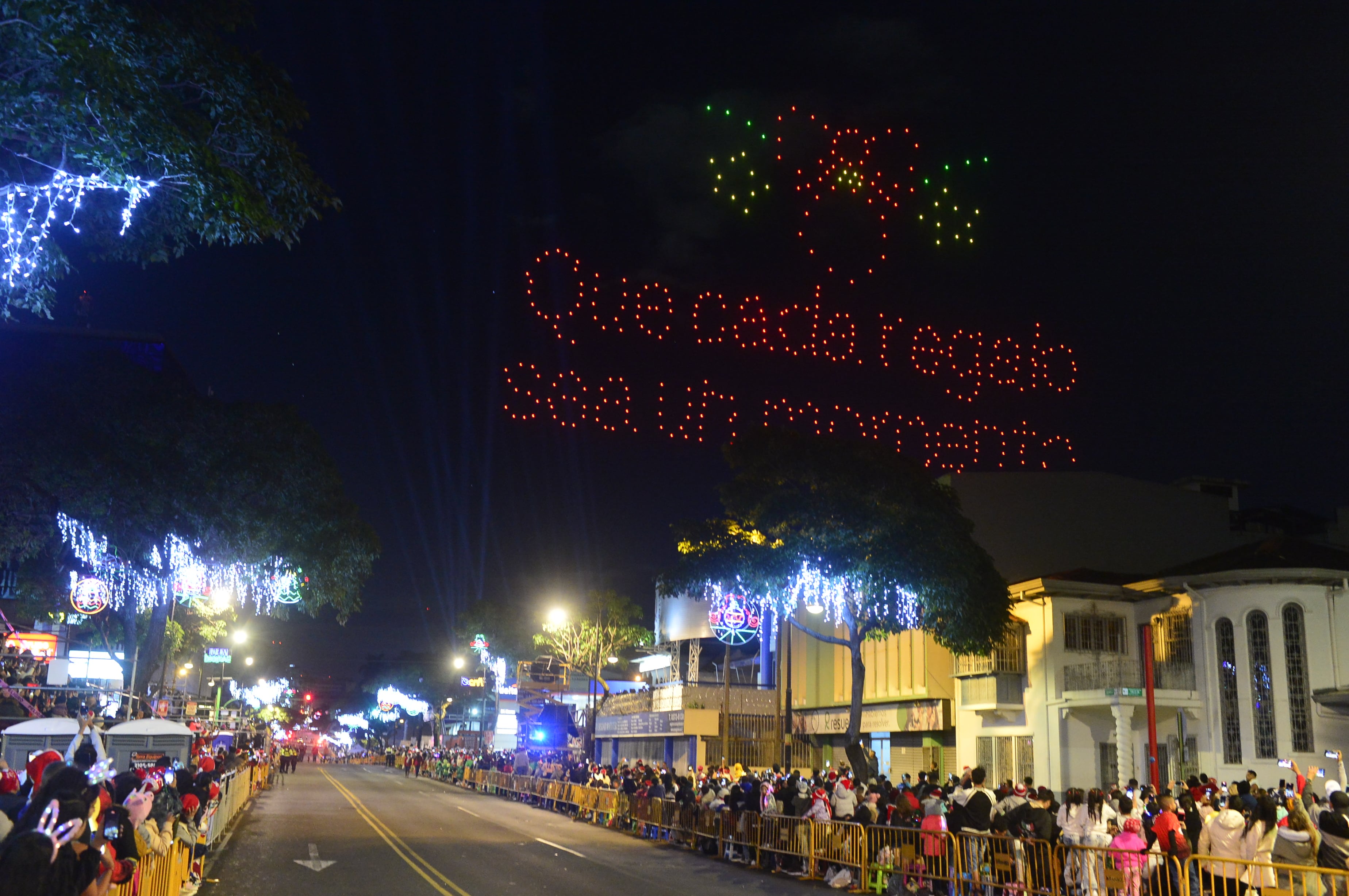 Imágenes del ambiente que se ha vivido en el Festival de la Luz 2024. Familias vestidas con pijamas navideñas, el show de drones y la carroza del Banco de Costa Rica.