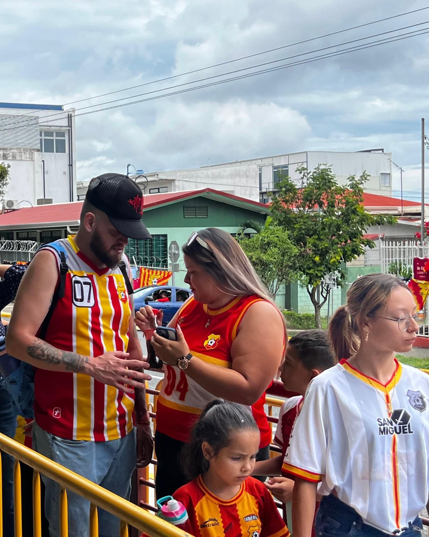 Herediano
Jafet Soto
Actividad del Herediano con los aficjonados en el sector comercial del estadio Eladio Rosabal Cordero
30 de mayo del 2026
Fotografía: Herediano