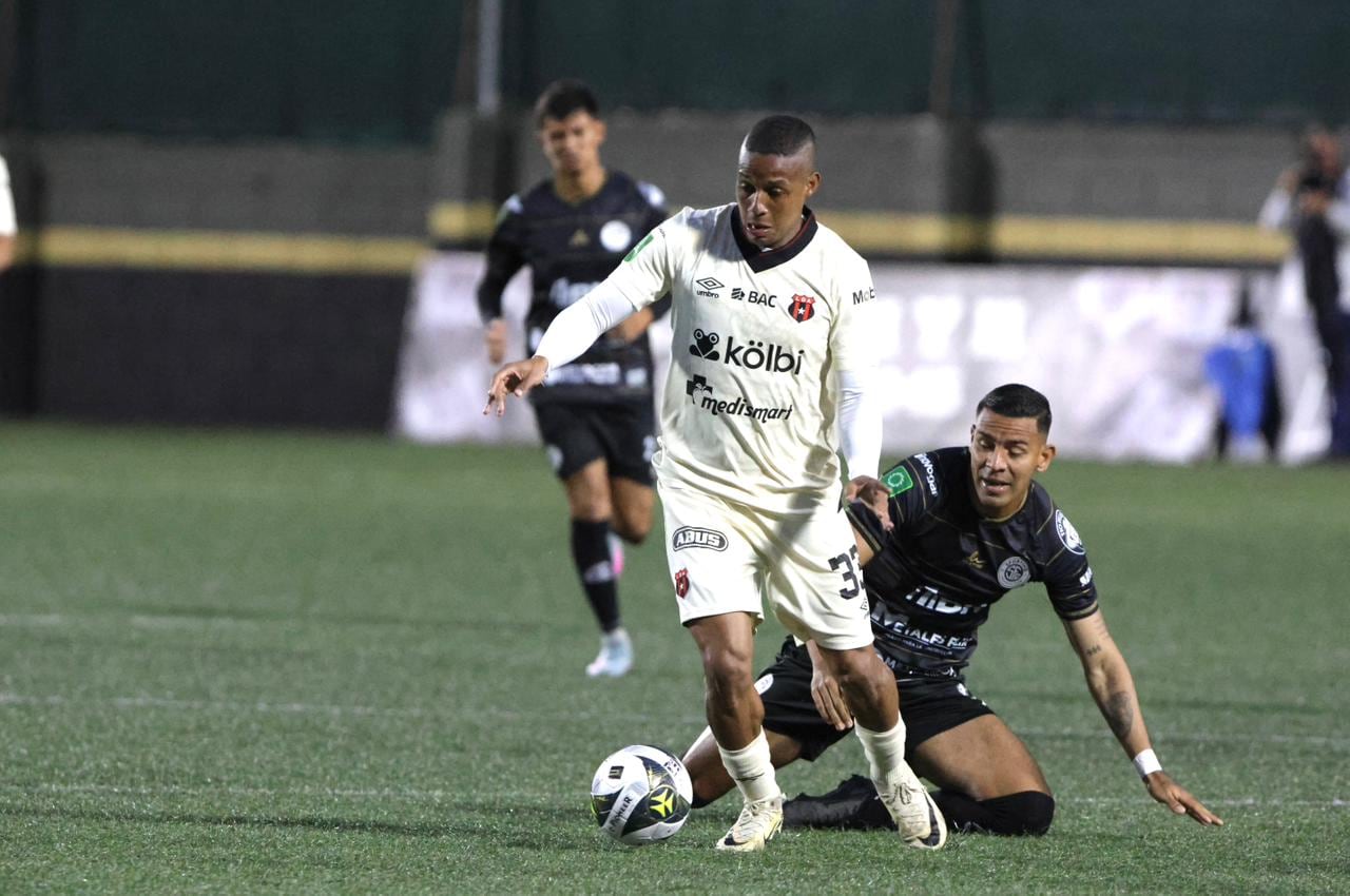 El partido entre Sporting y Liga Deportiva Alajuelense empezó con dinámica en el Estadio Ernesto Rohrmoser.