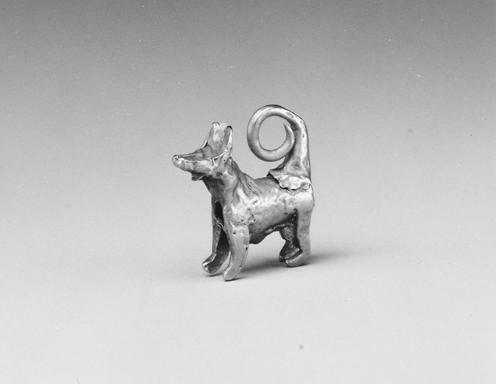 Pendiente de perro, 3300–2900 a.C., proveniente de Irán o de Mesopotamia.