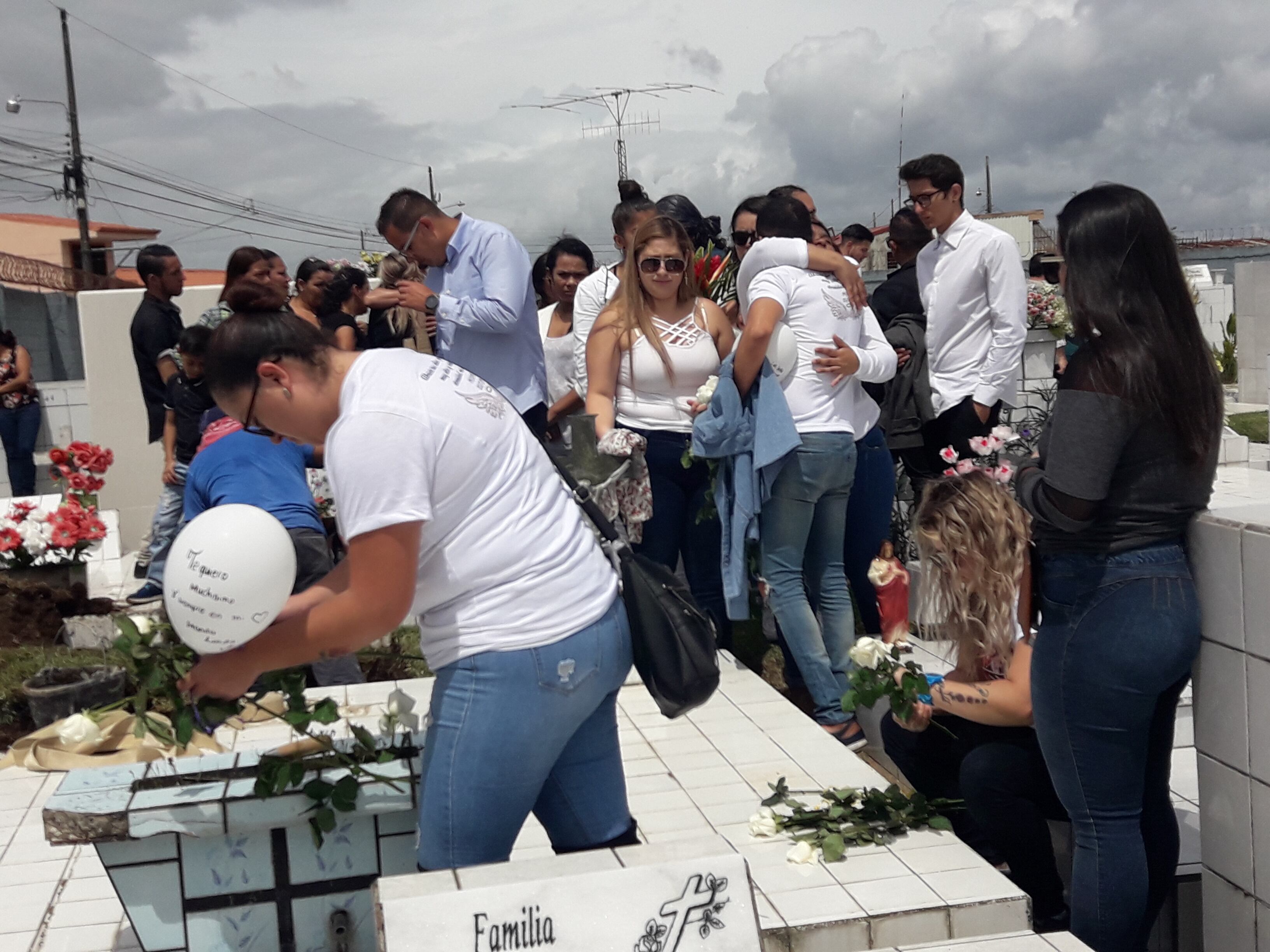 Entierro de Yoselyn Mata Cubero, joven que murió en Cartago por una bala perdida. Foto Keyna Calderón.