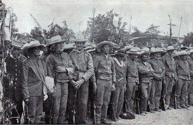 Grupo de veteranos de la guerra del 56 en la inauguración del Monumento Nacional (1895)