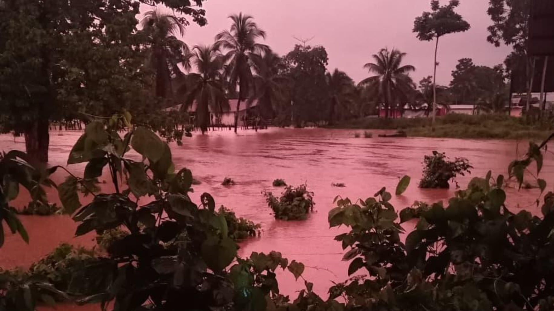 Inundaciones en Limón tras las fuertes lluvias de este martes 19 de mayo.