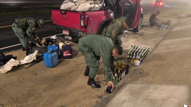 Contrabandista ocultó licor en compartimento de motor de su vehículo