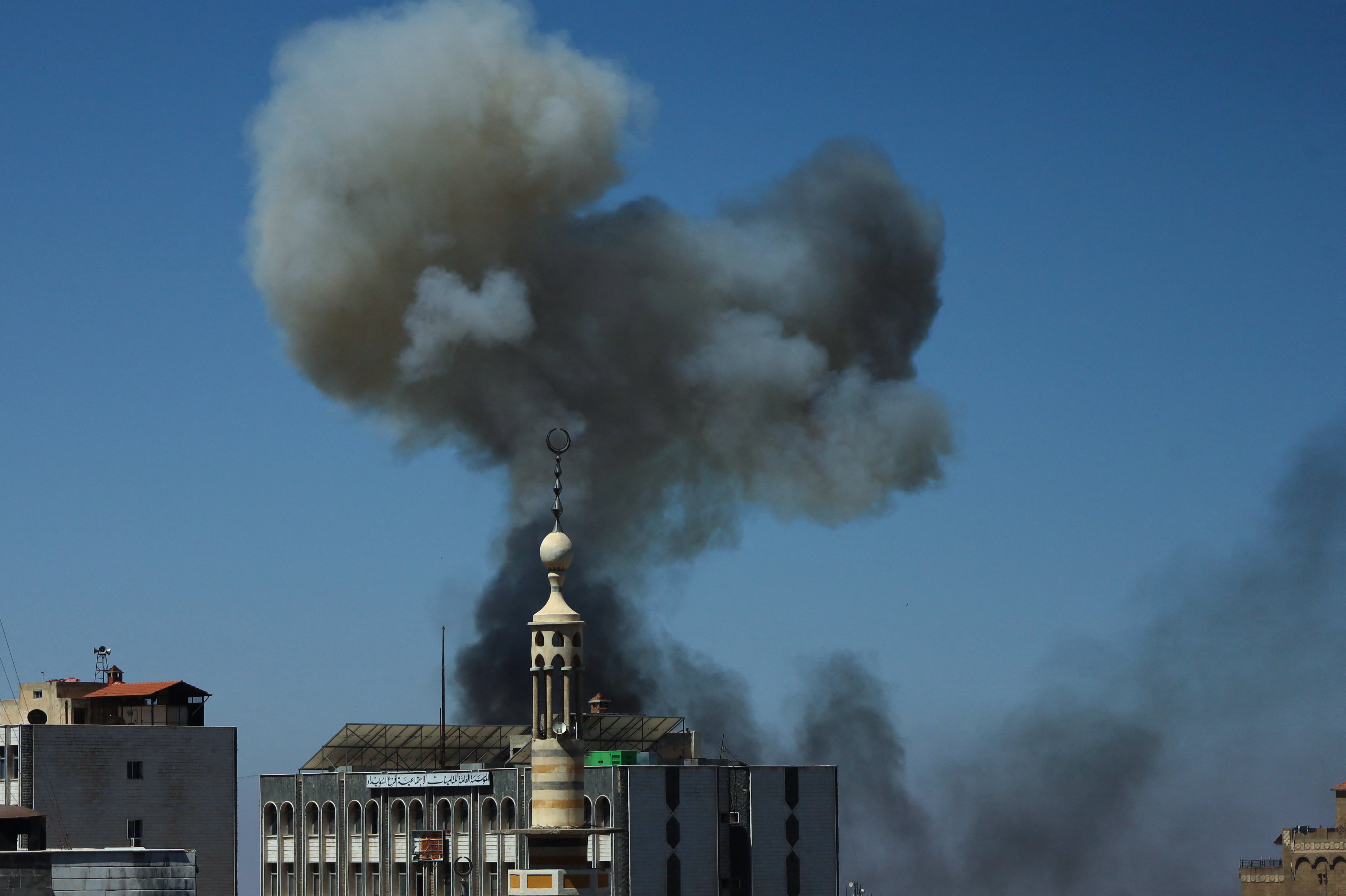 Columnas de humo se alzan durante los enfrentamientos en la ciudad de Sweida, de mayoría drusa, el martes 15 de julio de 2025, tras los enfrentamientos entre tribus beduinas y combatientes drusos. Fotografía:
