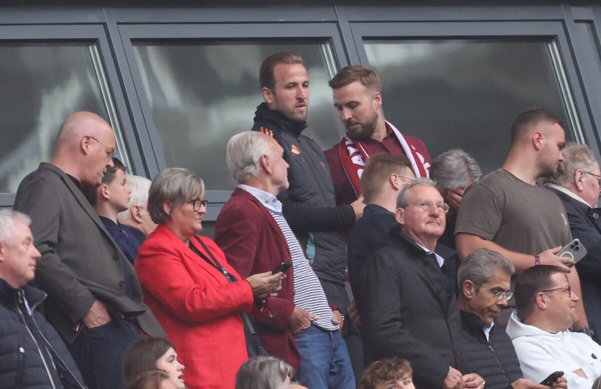 Harry Kane observó el partido de este sábado desde el palco, porque estaba sancionado.