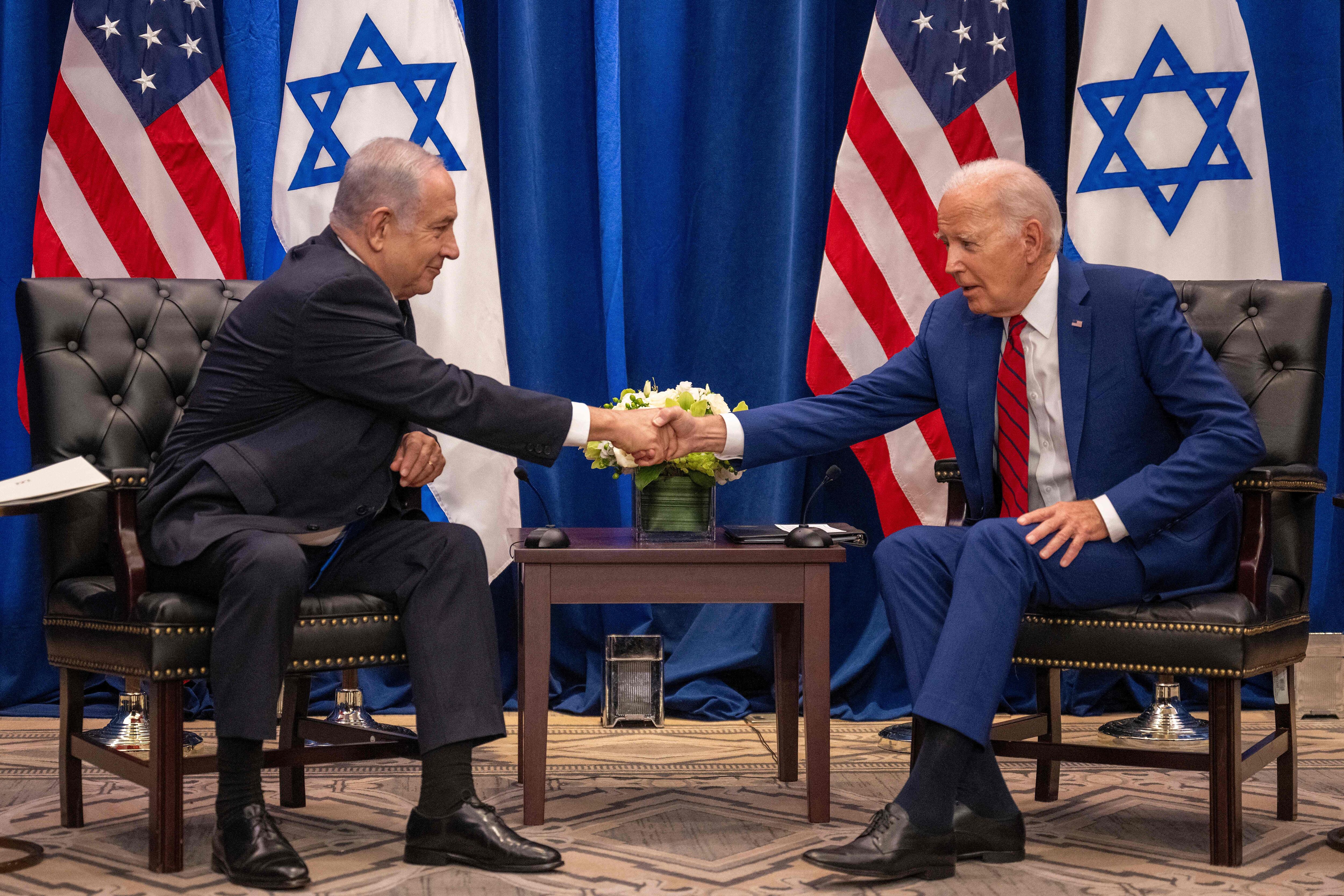 Joe Biden y Benjamin Netanyahu se saludan durante la 78ª Asamblea General de la ONU en Nueva York. Foto: AFP