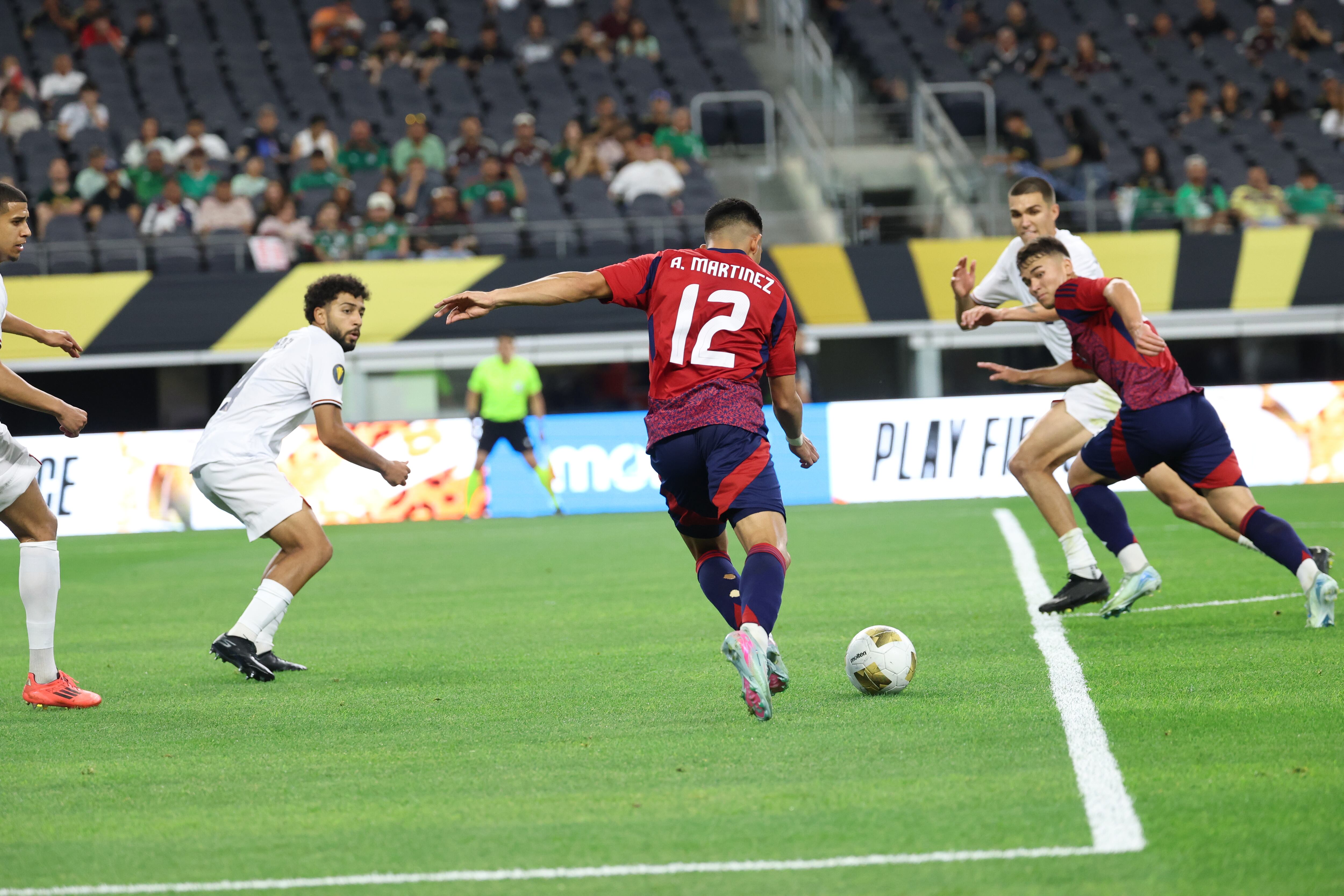Alonso Martínez se vio esforzado en el partido entre la Selección de Costa Rica y República Dominicana en la Copa Oro.