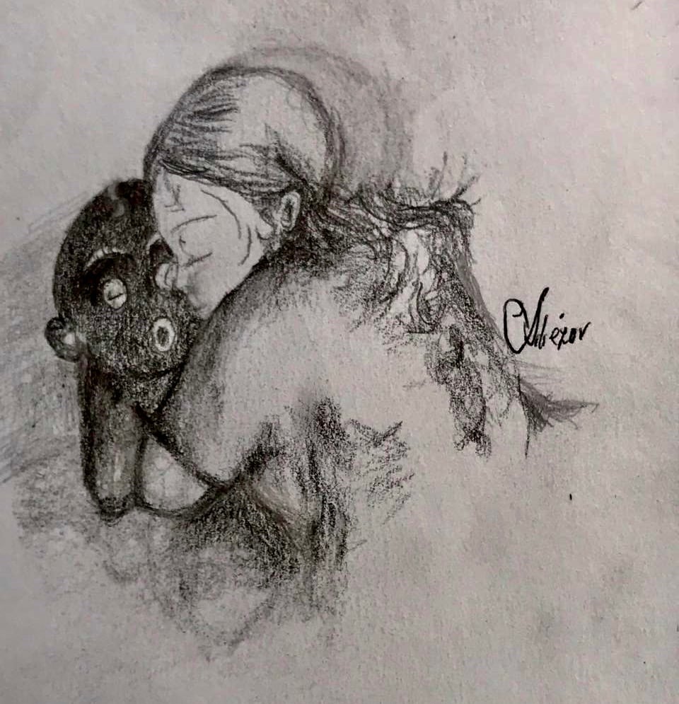 Niña con juguete abrazado