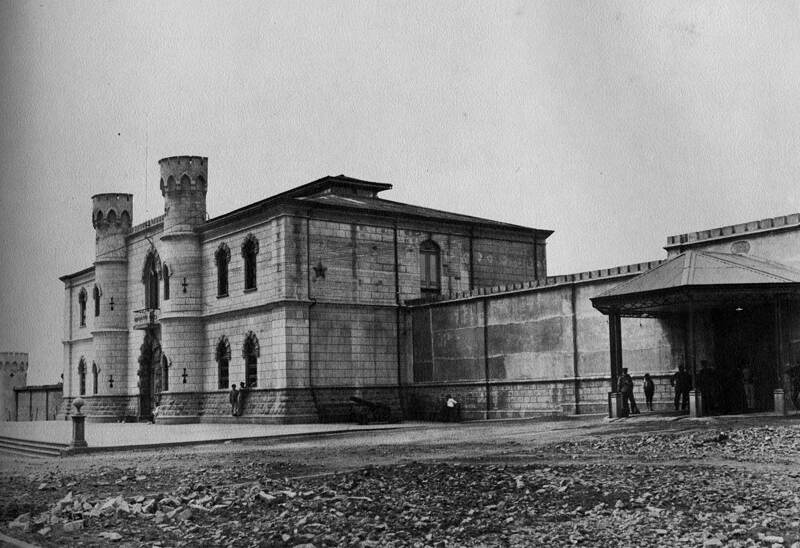 El edificio administrativo de la Penitenciaría Central y parte de su muralla frontal, en 1914. Fotografía de Fernando Zamora.