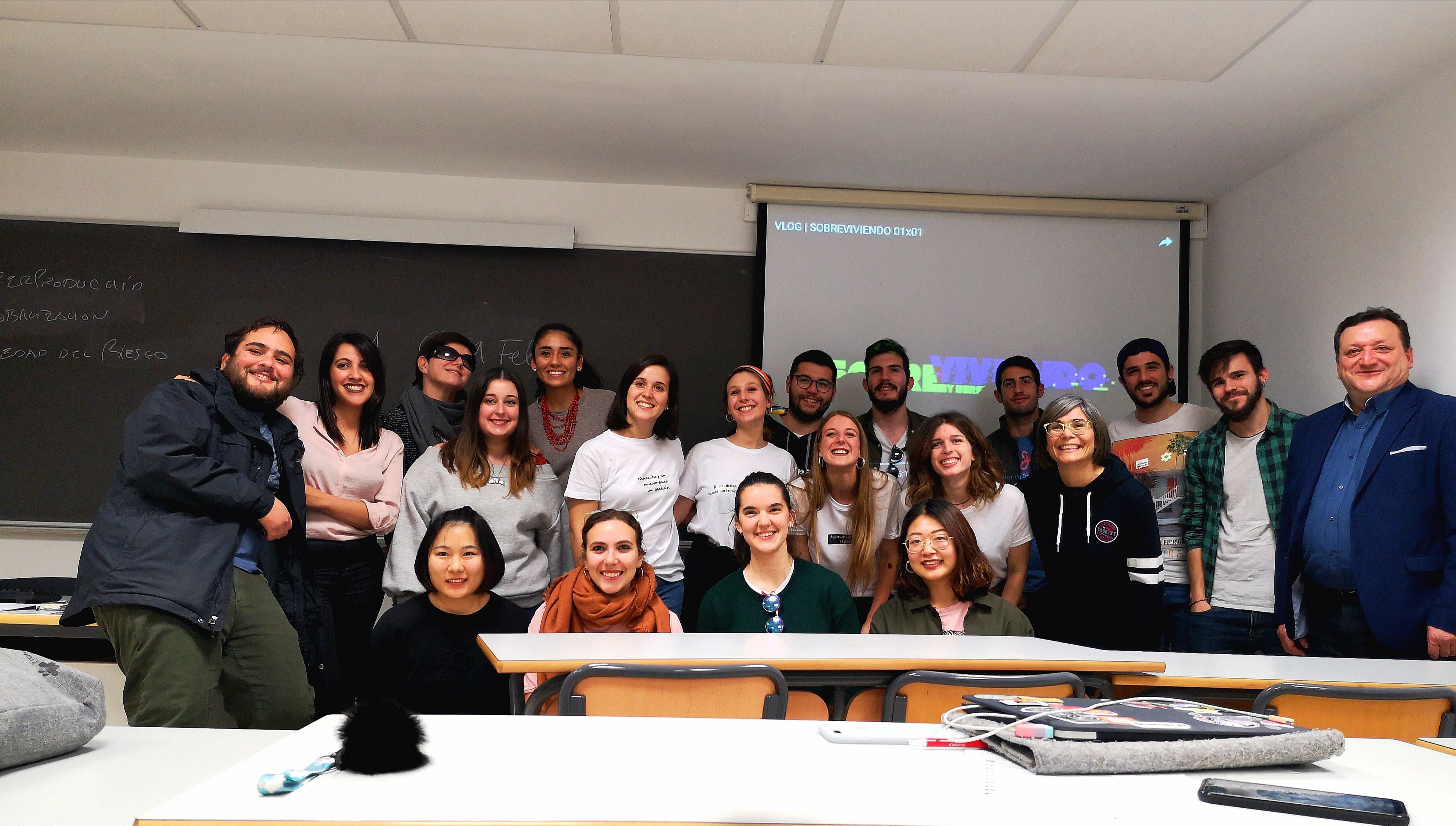 Estudiantes internacionales sonríen en un aula universitaria en España. La Fundación Carolina ofrece becas para latinoamericanos en diferentes programas académicos.