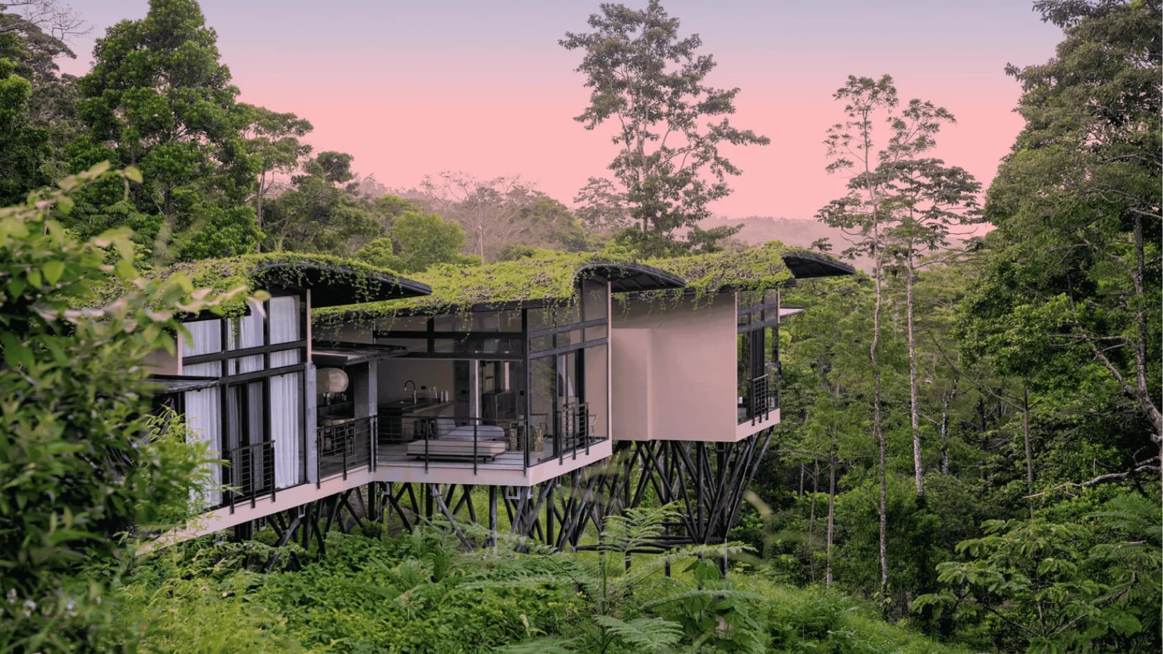 Alojamiento exclusivo en medio del bosque tropical con solo siete villas. Se enfoca en la conexión con la naturaleza mediante experiencias guiadas, vistas panorámicas y servicios de bienestar.