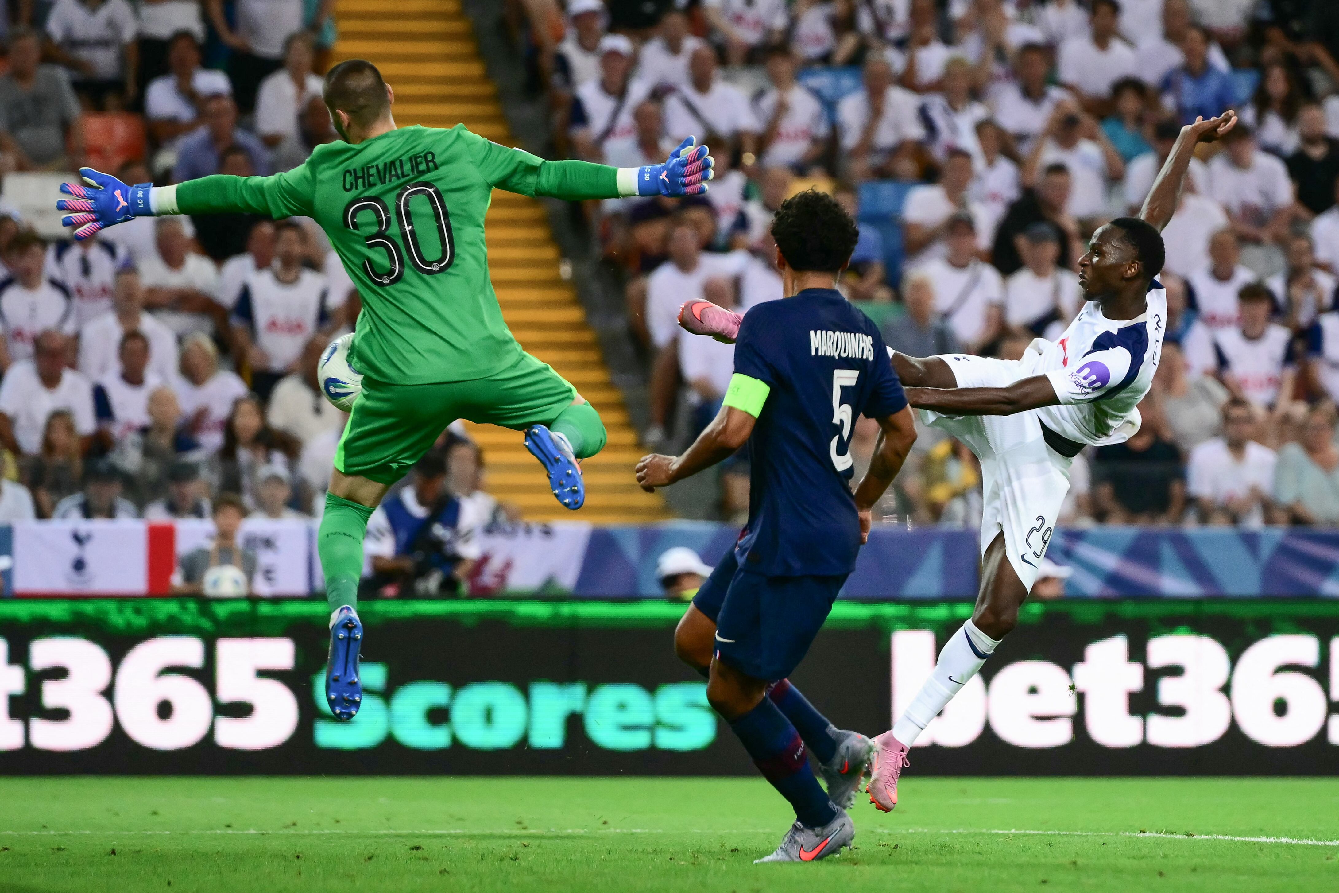 El arquero Lucas Chevalier bloquea un disparo de Pape Matar Sarr del Tottenham, durante la final de la Supercopa que se dejó el PSG.