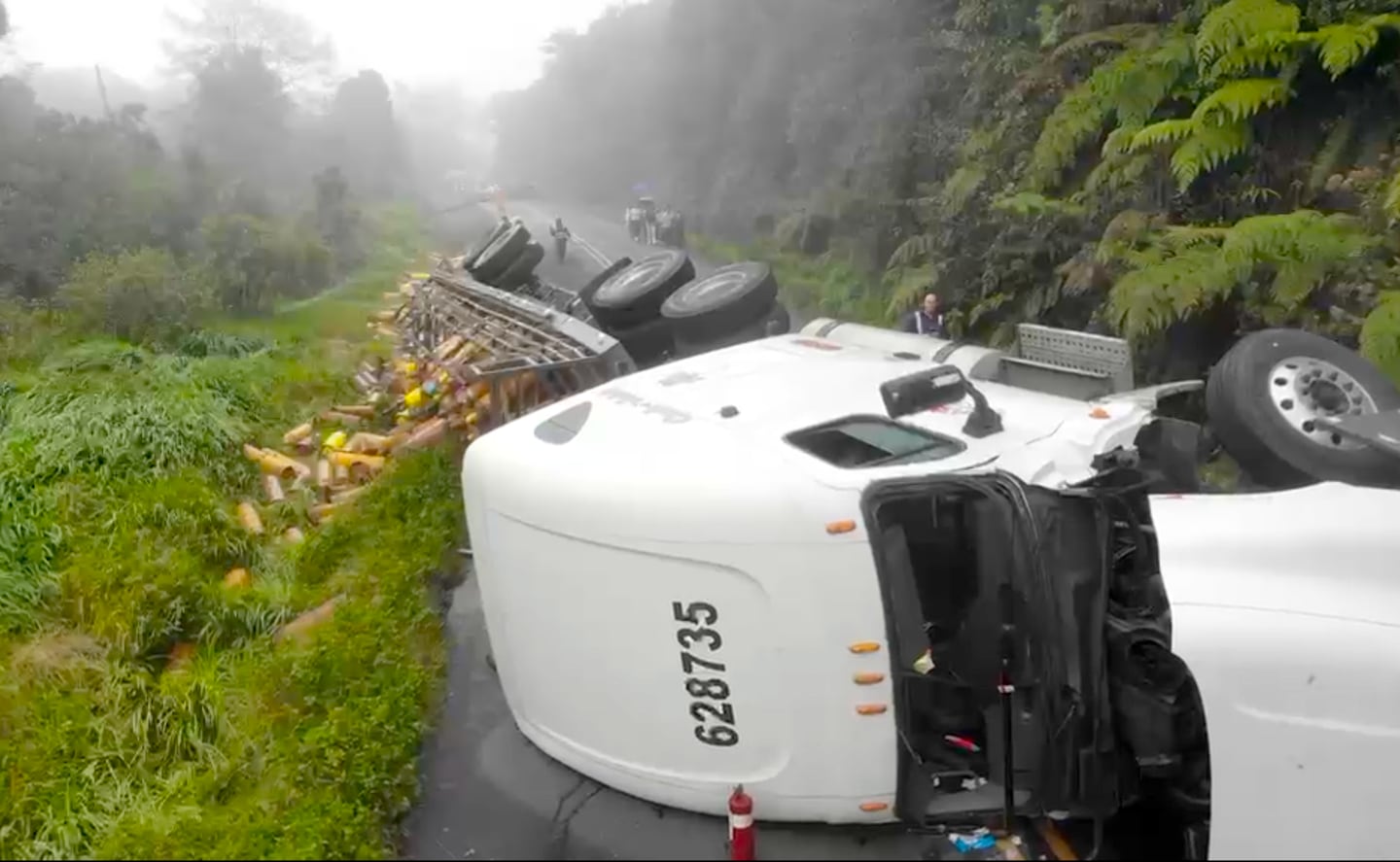 Vuelco de camión con cilindros de gas mantiene cerrada Interamericana Sur en Cartago