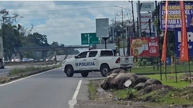 Grupo armado asalta centro comercial de Guápiles tras amarrar y encerrar a guardas de seguridad